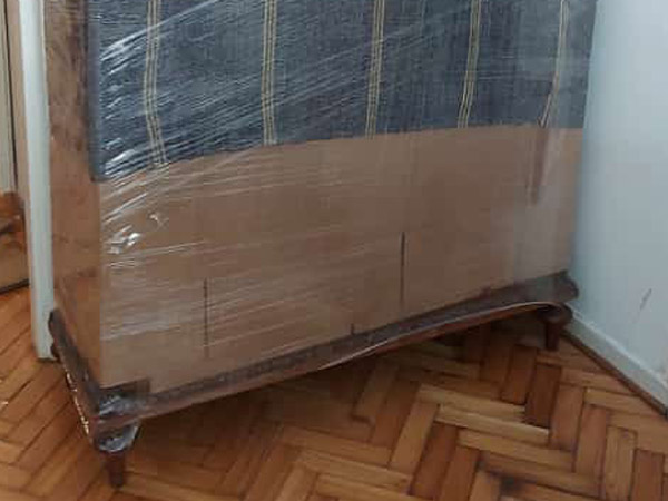 Mueble embalado listo para ser transportada por Saenz Mudanzas.